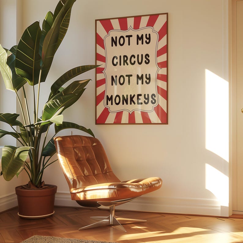 K&ouml;nnte beinhalten: Ein brauner Ledersessel mit Drehfu&szlig; steht in einem Raum mit einer wei&szlig;en Wand und einem gerahmten Poster mit der Aufschrift "Not my circus, not my monkeys".