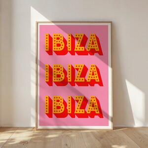 Cartel de viaje de Preppy Ibiza, impresión retro rosa de Ibiza, arte de viaje brillante de Ibiza, cartel de mediados de siglo, cartel colorido de vacaciones de arte de tendencia, T004