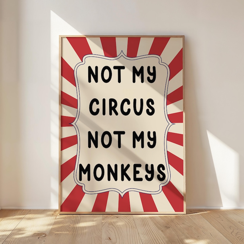 K&ouml;nnte beinhalten: Ein Plakat im Vintage-Stil mit roten und wei&szlig;en Streifen. Das Plakat hat ein wei&szlig;es Banner mit dem Text "NOT MY CIRCUS NOT MY MONKEYS" in Schwarz.