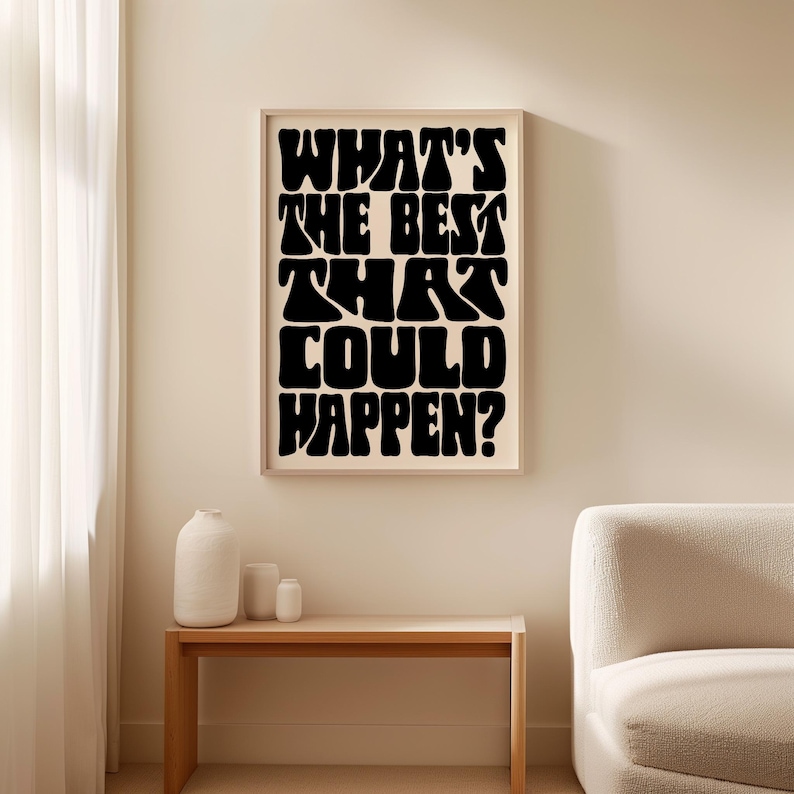 Puede incluir: Una impresi&oacute;n en blanco y negro con el texto "What's the best that could happen?" en un estilo de fuente retro. La impresi&oacute;n est&aacute; enmarcada y colgada en una pared beige.