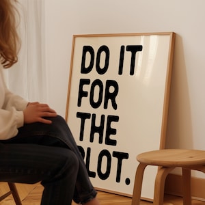 Può includere: Una stampa incorniciata con il testo "Do it for the plot." in lettere nere su sfondo bianco.