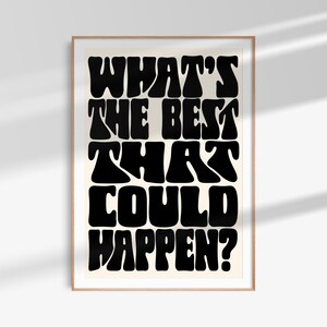 Puede incluir: Impresi&oacute;n tipogr&aacute;fica en blanco y negro con el texto "What's the best that could happen?" en un estilo retro y psicod&eacute;lico.