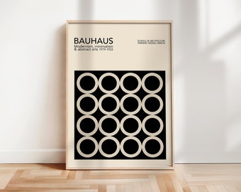 Peut inclure: Une affiche noire et blanche avec le texte "BAUHAUS" en gras, suivi de "Modernisme, minimalisme et arts abstraits 1919-1933". En dessous du texte se trouve un carré noir avec un motif de cercles blancs.
