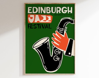 Może przedstawiać: Zielony plakat z białym tekstem, który brzmi "EDINBURGH JAZZ FESTIVAL" i "DECEMBER 12-17 1962". Czarny saksofon z pomarańczową ręką trzymającą go znajduje się w środku plakatu.