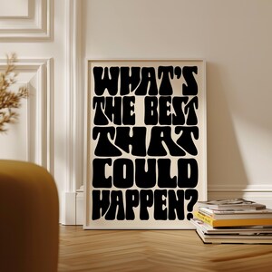 Puede incluir: Un p&oacute;ster en blanco y negro con el texto "What's the best that could happen?" en una fuente retro y psicod&eacute;lica.