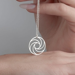 Kamera Objektiv Halskette in Sterling Silber, Objektiv Symbol Schmuck, Geschenk für Fotografen, Fotografie Schmuck, Kamera Objektiv Anhänger, Mandala Charm
