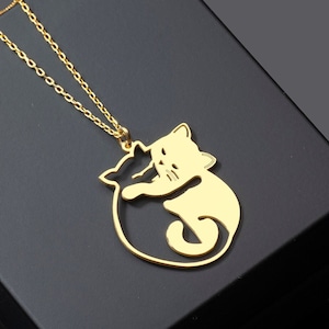 Collana di gatti coccolati, ciondolo di gatti che abbracciano in argento sterling, gioielli di gatti adorabili, gatto bianco gatto nero, collana di gattino, ciondolo amante dei gatti