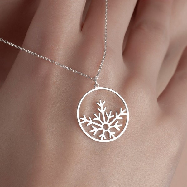 Snowflake Necklace in Sterling Silver, Round Pendant Snowflake, Delicate Snowflake Charm, Winter Jewelry, Snowflake Jewelry, Gift for Her