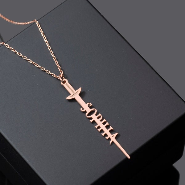 Collier d'épée personnalisé, épée d'épée en argent sterling, bijoux d'épée avec nom, pendentif d'escrime, cadeau pour l'escrimeur, charme d'épée Dainty