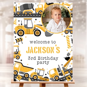 Plantilla editable de cartel de bienvenida de cumpleaños de construcción de carreteras. Excavadora amarilla Digger Party Boy con foto. 2KS