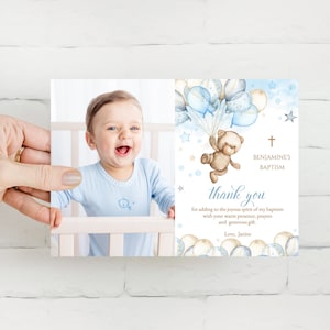 Bewerkbare doopsel bedankkaart met foto. Blauwe teddybeer, luchtballondecoratie. Doop babyjongen, 1e communie kruis. BTB