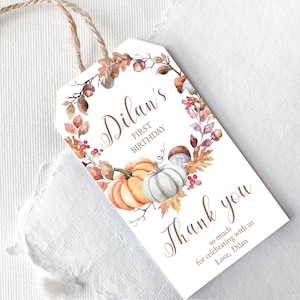 Puede incluir: Una etiqueta de agradecimiento blanca con una ilustración de acuarela de calabazas, champiñones y hojas de otoño. El texto dice "Dilan's First Birthday" y "Thank you so much for celebrating with us Love, Dilan".