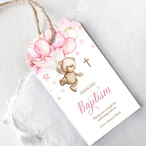 Etiqueta editable de agradecimiento de bautismo. Oso de peluche rosa, decoración con globos aerostáticos. Etiqueta recuerdo bautizo niña, cruz 1ª Comunión. PTB