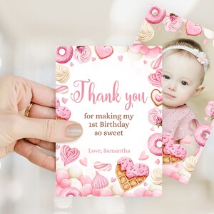 Biglietto di ringraziamento Sweet ONE modificabile. Ciambella rosa pastello, dolce cuore, mongolfiera e caramelle per la festa del primo compleanno. Biglietto da visita a 2 lati 3,5x5" SWE