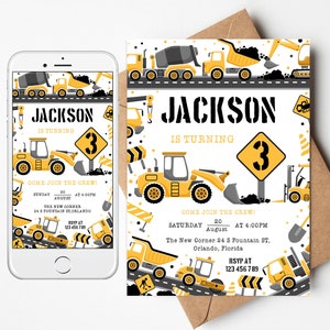 Puede incluir: Una invitación de cumpleaños de temática de construcción amarilla y negra para un niño que cumple tres años. La invitación presenta una excavadora de dibujos animados, un camión volquete y otros vehículos de construcción. El texto de la invitación dice "Jackson cumple 3 años. ¡Únete a la cuadrilla!" e incluye la fecha, la hora y el lugar de la fiesta.