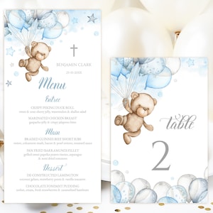 Carte de menu numérique MODIFIABLE et numéro de table. Ours en peluche bleu argenté du baptême, décor de montgolfière. Garçon de baptême. Croix de 1ère communion. Décodeur