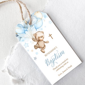 Étiquette de remerciement de baptême modifiable. Ours en peluche bleu, décor de montgolfière. Étiquette de baptême pour bébé garçon, croix de 1ère communion. BTB