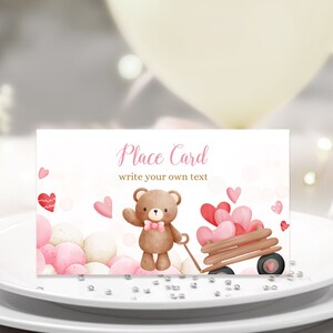 Segnaposto per il primo compleanno MODIFICABILE. Festa di San Valentino con orsacchiotto e dolce cuore per bambina rosa. Bomboniera, etichetta alimentare, Tent Card digitale 3,5x2'' VAL