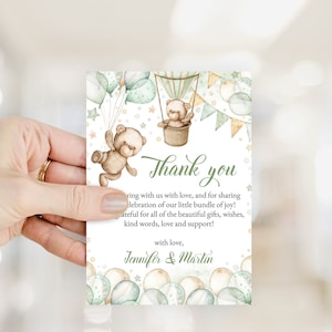 Tarjeta de agradecimiento DIGITAL editable de revelación de género. Tarjeta de nota personalizada para fiesta de Baby Shower con globo aerostático de color verde salvia y osito de peluche. GGR