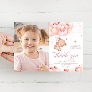 Tarjeta de agradecimiento de bautizo editable con foto. Osito de peluche rosa, decoración con globos aerostáticos. Cruz de Bautismo Niña, 1ª Comunión. PCG