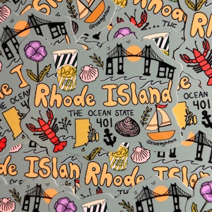 Op de afbeelding: Een verzameling stickers met een lichtblauwe achtergrond, met illustraties van bezienswaardigheden en iconen van Rhode Island. De stickers bevatten de tekst "Rhode Island" en "The Ocean State", samen met afbeeldingen van een brug, kreeft en zeilboot.
