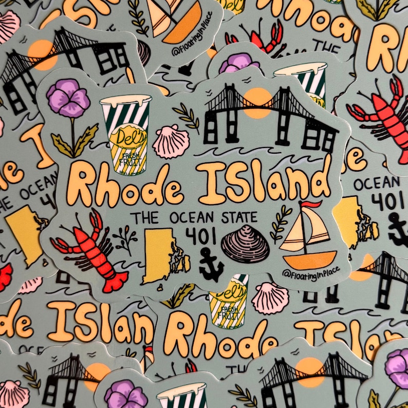 Op de afbeelding: Een verzameling stickers met een lichtblauwe achtergrond, met illustraties van bezienswaardigheden en iconen van Rhode Island. De stickers bevatten de tekst "Rhode Island" en "The Ocean State", samen met afbeeldingen van een brug, kreeft en zeilboot.