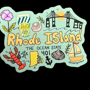 Op de afbeelding: Een lichtgroene sticker met een cartoon illustratie van bezienswaardigheden van Rhode Island. Het ontwerp bevat een brug, zeilboot, kreeft en de tekst "Rhode Island, The Ocean State, 401".