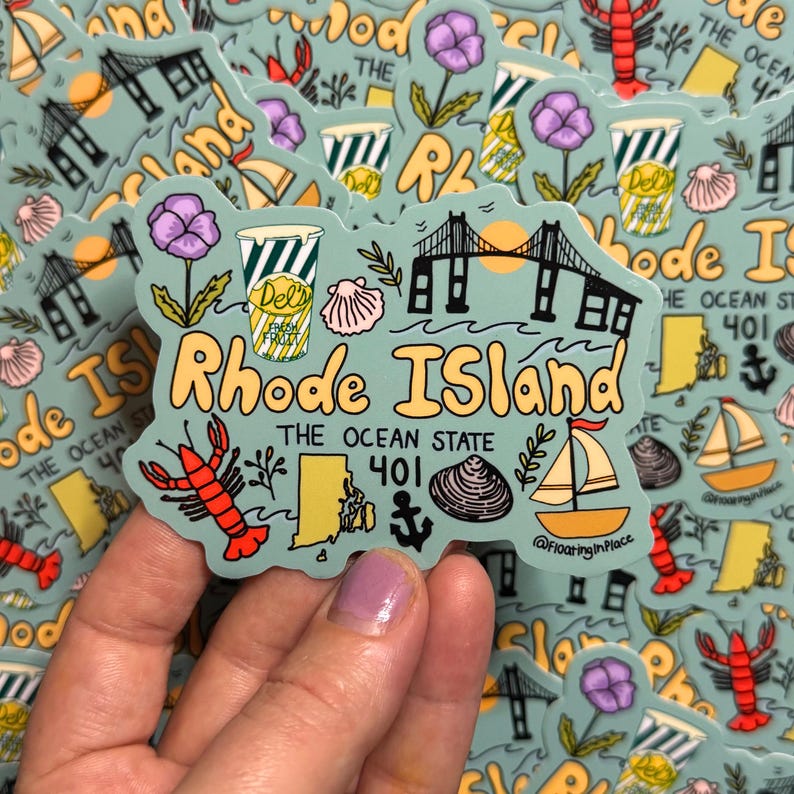 Op de afbeelding: Een turquoise sticker met een gestileerde kaart van Rhode Island met illustraties van een brug, kreeft, zeilboot en Del's frozen lemonade. De tekst "Rhode Island" en "The Ocean State" zijn prominent aanwezig.
