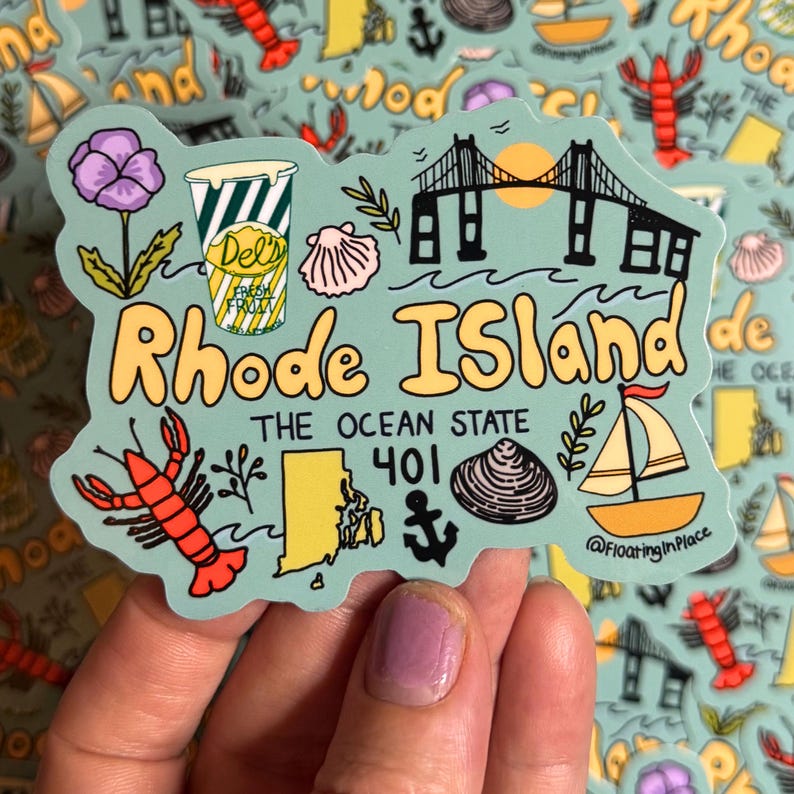 Op de afbeelding: Een sticker met een tealkleurige omtrek van Rhode Island met illustraties van een kreeft, zeilboot, brug en Del's Lemonade. De tekst luidt "Rhode Island" en "The Ocean State" met het kengetal "401".