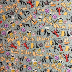 Op de afbeelding: Een verzameling stickers met een lichtgroene achtergrond. De stickers bevatten illustraties van bezienswaardigheden in Rhode Island, waaronder een brug, een kreeft, een zeilboot en de omtrek van de staat. Tekst bevat "Rhode Island" en "The Ocean State".