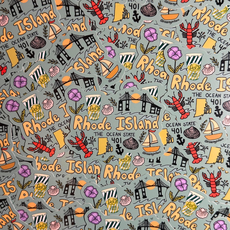 Op de afbeelding: Een verzameling stickers met een lichtgroene achtergrond. De stickers bevatten illustraties van bezienswaardigheden in Rhode Island, waaronder een brug, een kreeft, een zeilboot en de omtrek van de staat. Tekst bevat "Rhode Island" en "The Ocean State".