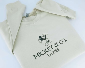 Felpa ricamata con Topolino & Co, felpa con cappuccio Topolino e Co. est. 1928, camicia Disney Trip Comfort Colors, magliette girocollo alla moda per donne, regali per la mamma