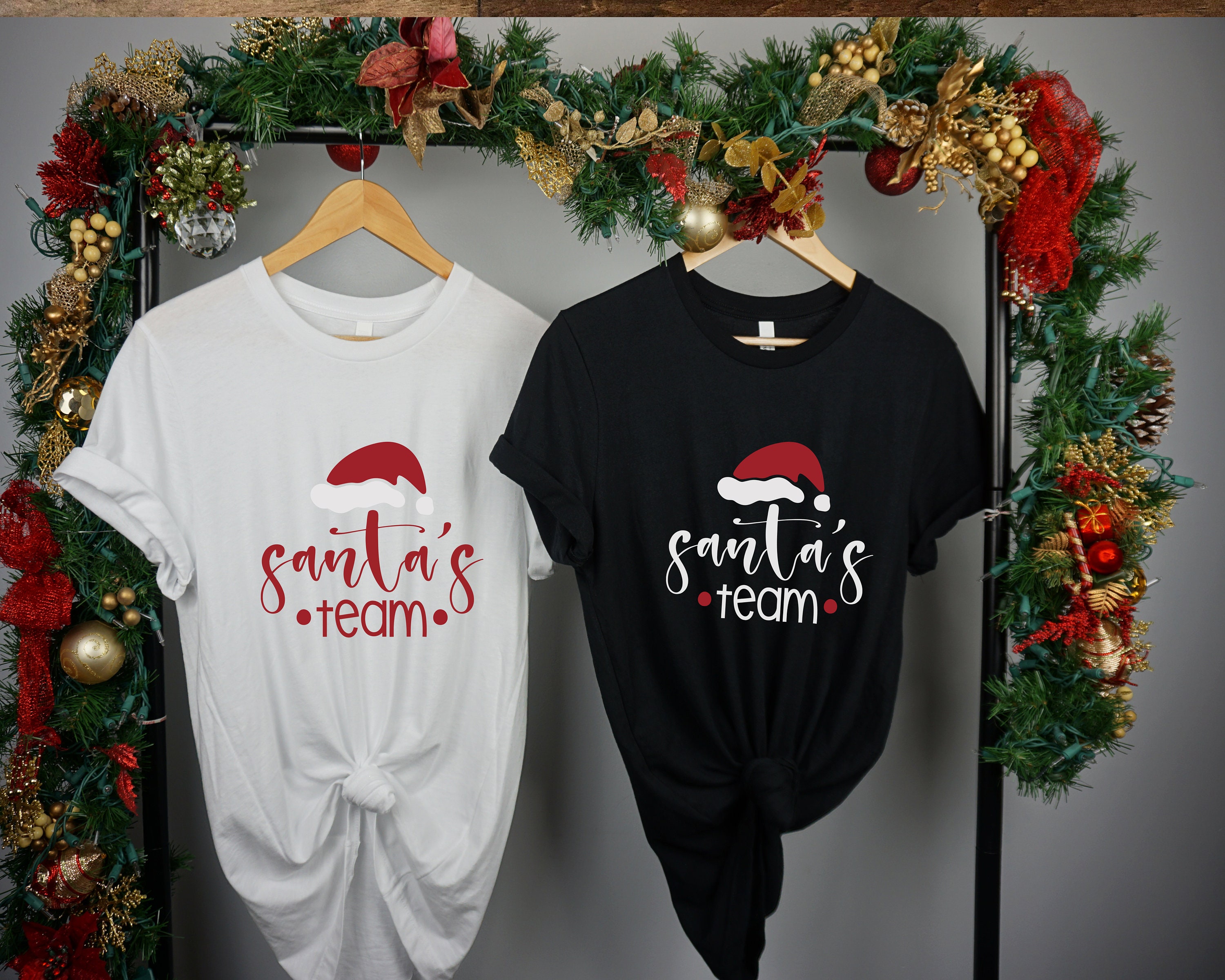 Chào mừng Giáng sinh với áo thun Team Santa Tuyệt vời! Với những thiết kế độc đáo, mẫu áo này sẽ là điểm nhấn cho bất kì buổi tiệc Giáng sinh nào. Hãy mua một chiếc cho bạn và đồng nghiệp của mình để tăng thêm không khí cuối năm đầy cảm hứng trong năm nay!