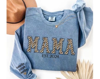 Sweat-shirt Comfort Colors® personnalisé à imprimé léopard « Maman » avec le nom des enfants sur la manche, T-shirt imprimé léopard « Maman », T-shirt personnalisé pour la fête des mères