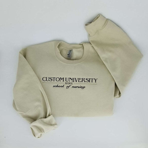 Sweat/shirt à capuche brodé universitaire personnalisé et chemise Comfort Colors®, motif brodé personnalisable Programme universitaire et collégial