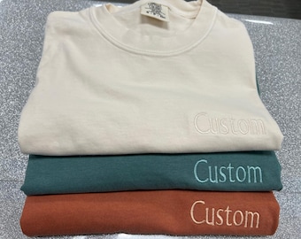 T-shirt personnalisé aux couleurs confort avec texte brodé minimaliste, chemise brodée personnalisée, chemise avec nom personnalisé, chemise avec texte et logo ici
