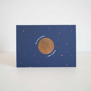 Bis zum Mond und zurück | Veredelte Postkarte mit Goldfolie und Weißdruck | Nachhaltige Karte für besondere Anlässe