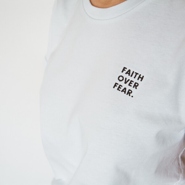 B-Ware | FAITH OVER FEAR | Nachhaltiges T-Shirt aus Biobaumwolle mit Stickmotiv | Unisex | Fair Wear | Christliches Motiv