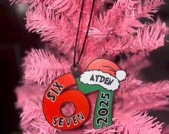 Personalisierte 67 Weihnachtsverzierung • Benutzerdefinierter Name & Jahr Feiertagsdekoration • Weihnachtsbaum-Andenken • 3D gedruckte Verzierung