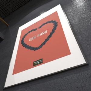 Hartketting MTB en Cycling fiets onderdeel serie. Bike parts wall art print poster voor weg- en trailrijders. 4 achtergrondkleuren beschikbaar.