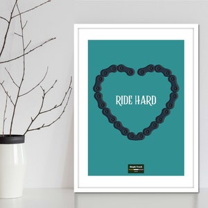 Hartketting MTB- en fietsonderdelenserie. Poster voor kunst aan de muur met fietsonderdelen voor weg- en trailrijders. 4 achtergrondkleuren beschikbaar.