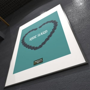 Hartketting MTB en Cycling fiets onderdeel serie. Bike parts wall art print poster voor weg- en trailrijders. 4 achtergrondkleuren beschikbaar.