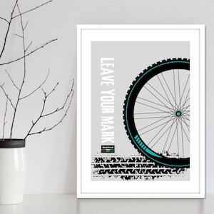 Muurkunst met mountainbikewiel. Kunstprint in typografiestijl van fietswiel en loopvlak. Moderne grafische MTB-print voor fietsers.
