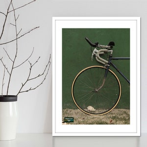 Fietswiel muur kunst print foto in diep groen. Fotografische fiets kunst print tegen rustieke muur. Wiel spaak print voor gekke enthousiaste fietsers