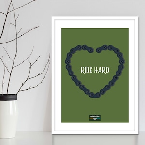 Hartketting MTB- en fietsonderdelenserie. Poster voor kunst aan de muur met fietsonderdelen voor weg- en trailrijders. 4 achtergrondkleuren beschikbaar.