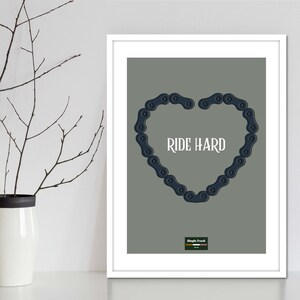 Hartketting MTB- en fietsonderdelenserie. Poster voor kunst aan de muur met fietsonderdelen voor weg- en trailrijders. 4 achtergrondkleuren beschikbaar.