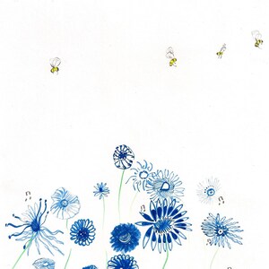 Könnte beinhalten: Ein Aquarellbild von blauen Blumen mit grünen Stielen und gelben Bienen, die auf einem weißen Hintergrund um sie herum fliegen.