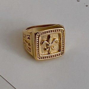 Anillo de sello dorado para el meñique, anillo dorado cuadrado grueso para el meñique, anillo apilable grueso con diseño de flor de lis, regalo de joyería fina para ella y él