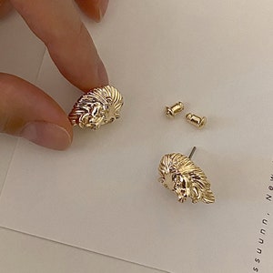 ゴールドライオンヘッドスタッドピアス、ゴールドチャンキースタッドピアス、ライオンヘッドピアス、レディースメンズユニセックスヒップホップストリートウェアジュエリー