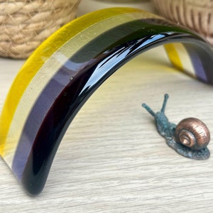 Ornement arc-en-ciel de drapeau de fierté fait main | Cadeau de décoration intérieure LGBT en verre fusionné | Enby Pride non binaire